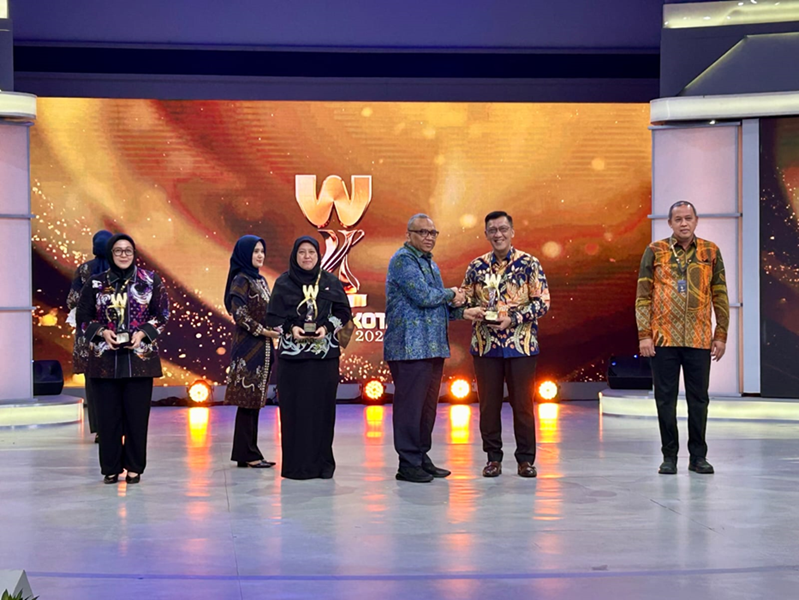 Photo: Wakil Menteri Ketenagakerjaan (Wamenaker), Afriansyah Noor Saat Menerima Penghargaan.