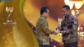 Photo: Plt. Bupati Bekasi, Dr. Asep Surya Atmaja Saat Menerima Piagam Penghargaan Warta Kota Awards 2026 Bidang Pelayanan Kesehatan