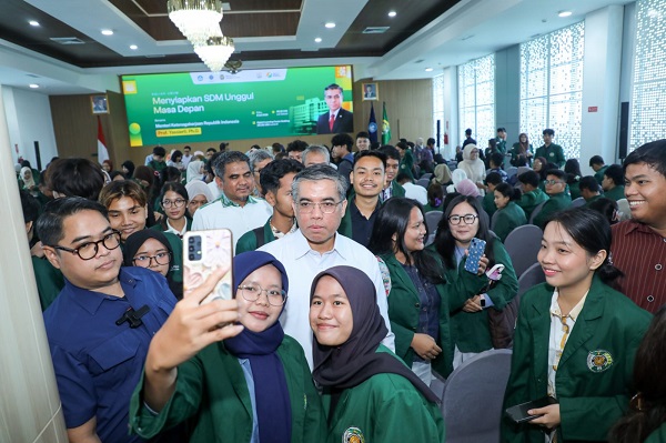Menaker Yassierli Saat Memberikan Kuliah Umum bertema “Menyiapkan SDM Unggul Masa Depan” di Universitas Sumatera Utara (USU), Rabu 8 Juli 2026.