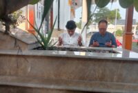 Photo: Kepala Desa Sukaraya, Dano Sumarno Saat Ziarah Kubur ke Makam Almarhum H. Eka Supria Atmaja.