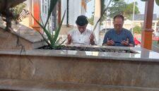 Photo: Kepala Desa Sukaraya, Dano Sumarno Saat Ziarah Kubur ke Makam Almarhum H. Eka Supria Atmaja.