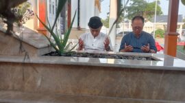 Photo: Kepala Desa Sukaraya, Dano Sumarno Saat Ziarah Kubur ke Makam Almarhum H. Eka Supria Atmaja.