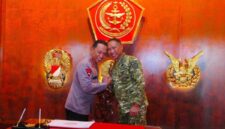 Photo: Panglima TNI Jenderal TNI, Agus Subiyanto Terima Kunjungan Silaturahmi, Kapolri Jenderal Polisi Listyo Sigit Prabowo.