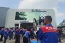Teks Photo: Ratusan Buruh SP TSK SPSI Saat Menggelar Unras Di Depan Kantor BPJS Ketenagakerjaan Sukabumi