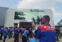 Teks Photo: Ratusan Buruh SP TSK SPSI Saat Menggelar Unras Di Depan Kantor BPJS Ketenagakerjaan Sukabumi