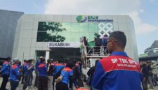 Teks Photo: Ratusan Buruh SP TSK SPSI Saat Menggelar Unras Di Depan Kantor BPJS Ketenagakerjaan Sukabumi