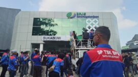 Teks Photo: Ratusan Buruh SP TSK SPSI Saat Menggelar Unras Di Depan Kantor BPJS Ketenagakerjaan Sukabumi