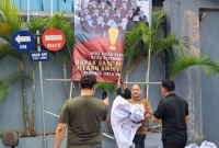 Photo: Saat Pencopotan Spanduk Provokatif di Depan Kantor Perumda Tirta Bhagasasi