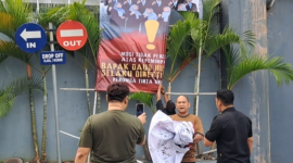 Photo: Saat Pencopotan Spanduk Provokatif di Depan Kantor Perumda Tirta Bhagasasi