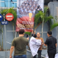 Photo: Saat Pencopotan Spanduk Provokatif di Depan Kantor Perumda Tirta Bhagasasi