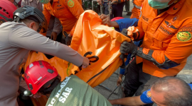 Photo: Tim SAR Gabungan Saat Melakukan Penyelamatan Korban 