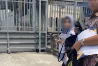 Photo: Pegawai Baru Setelah Tandatangan Kontrak Penempatan Kerja Di Hari Pemampangan Spanduk Mosi Tidak Percaya