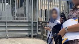 Photo: Pegawai Baru Setelah Tandatangan Kontrak Penempatan Kerja Di Hari Pemampangan Spanduk Mosi Tidak Percaya