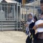 Photo: Pegawai Baru Setelah Tandatangan Kontrak Penempatan Kerja Di Hari Pemampangan Spanduk Mosi Tidak Percaya