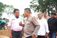 Photo: Komjen Polisi Karyoto Berbincang Hangat Dengan Tokoh Masyarakat Desa Sukamulya H. Mulyadi yang didampingi Ketua Koperasi, Sugi, Warsim (baju hitam) Saat Penanaman Jagung di Indramayu
