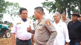 Photo: Komjen Polisi Karyoto Berbincang Hangat Dengan Tokoh Masyarakat Desa Sukamulya H. Mulyadi yang didampingi Ketua Koperasi, Sugi, Warsim (baju hitam) Saat Penanaman Jagung di Indramayu