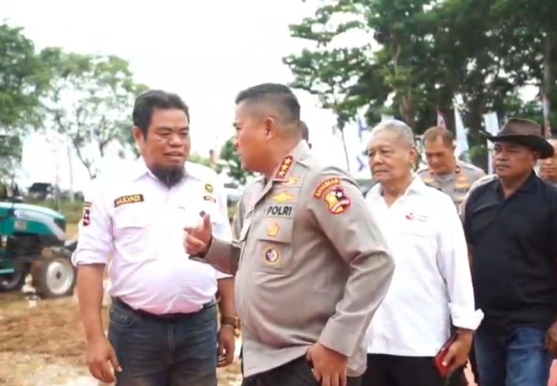 Photo: Komjen Polisi Karyoto Berbincang Hangat Dengan Tokoh Masyarakat Desa Sukamulya H. Mulyadi yang didampingi Ketua Koperasi, Sugi, Warsim (baju hitam) Saat Penanaman Jagung di Indramayu