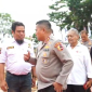 Photo: Komjen Polisi Karyoto Berbincang Hangat Dengan Tokoh Masyarakat Desa Sukamulya H. Mulyadi yang didampingi Ketua Koperasi, Sugi, Warsim (baju hitam) Saat Penanaman Jagung di Indramayu
