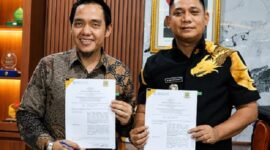 Photo: Plt. Bupati Bekasi, Dr. Asep Surya Atmaja Dengan Kepala BPJS Kesehatan Cabang Cikarang, Erwin Fadillah saat melakukan penandatanganan Addendum.