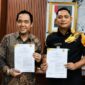 Photo: Plt. Bupati Bekasi, Dr. Asep Surya Atmaja Dengan Kepala BPJS Kesehatan Cabang Cikarang, Erwin Fadillah saat melakukan penandatanganan Addendum.