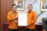 Photo: Plt. Bupati Bekasi, Dr. Asep Surya Atmaja Bersama Kepala Badan Pusat Statistik (BPS) Kabupaten Bekasi, Krido Saptono.