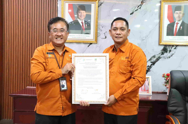 Photo: Plt. Bupati Bekasi, Dr. Asep Surya Atmaja Bersama Kepala Badan Pusat Statistik (BPS) Kabupaten Bekasi, Krido Saptono.