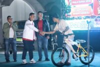 Photo: Plt Bupati Bekasi Dr. Asep Surya Atmaja Saat Menyerahkan Hadiah Berupa Sepeda Diacara Nobar Bareng Fiala Dunia 2026