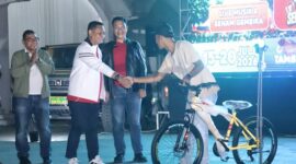 Photo: Plt Bupati Bekasi Dr. Asep Surya Atmaja Saat Menyerahkan Hadiah Berupa Sepeda Diacara Nobar Bareng Fiala Dunia 2026