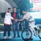 Photo: Plt Bupati Bekasi Dr. Asep Surya Atmaja Saat Menyerahkan Hadiah Berupa Sepeda Diacara Nobar Bareng Fiala Dunia 2026