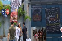 Photo: Spanduk Mosi Tidak Percaya Dari Halaman Pindah ke Gedung Atas Perumda Tirta Bhagasasi