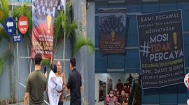 Photo: Spanduk Mosi Tidak Percaya Dari Halaman Pindah ke Gedung Atas Perumda Tirta Bhagasasi