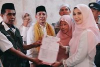 Photo: Anita Permatasari (Anita Amin Fauzi) Saat Mendaftar Calon Kepala Desa Kalijaya, Kabupaten Bekasi.