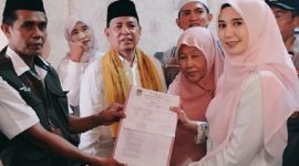 Photo: Anita Permatasari (Anita Amin Fauzi) Saat Mendaftar Calon Kepala Desa Kalijaya, Kabupaten Bekasi.