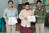 Photo: Momen Haru Saat Orang Tua Kedua Santri Menerima Ijazah Anaknya 