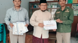Photo: Momen Haru Saat Orang Tua Kedua Santri Menerima Ijazah Anaknya 