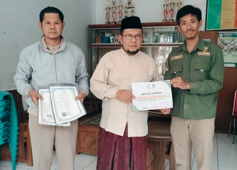Photo: Momen Haru Saat Orang Tua Kedua Santri Menerima Ijazah Anaknya 