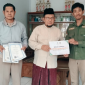 Photo: Momen Haru Saat Orang Tua Kedua Santri Menerima Ijazah Anaknya 