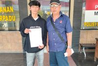 Photo: Jeri Destian Bersama Kuasa Hukumnya, Agus Budiono Usai Buat Laporan Polisi di Polsek Cikarang Utara