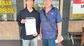 Photo: Jeri Destian Bersama Kuasa Hukumnya, Agus Budiono Usai Buat Laporan Polisi di Polsek Cikarang Utara