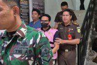 Photo: Ade Effendi Zarkasih Saat Digiring Petugas Kejaksaan Menuju Mobil Tahanan