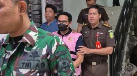 Photo: Ade Effendi Zarkasih Saat Digiring Petugas Kejaksaan Menuju Mobil Tahanan 