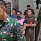 Photo: Ade Effendi Zarkasih Saat Digiring Petugas Kejaksaan Menuju Mobil Tahanan 