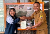 Photo: Mahasiswa Ilmu Pemerintahan Fakultas Ilmu Sosial dan Ilmu Politik (FISIP) Universitas Diponegoro, Rejoice Destiyani Bersama Kepala Desa Jambanan, Sugino.