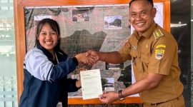 Photo: Mahasiswa Ilmu Pemerintahan Fakultas Ilmu Sosial dan Ilmu Politik (FISIP) Universitas Diponegoro, Rejoice Destiyani Bersama Kepala Desa Jambanan, Sugino.