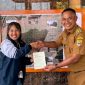 Photo: Mahasiswa Ilmu Pemerintahan Fakultas Ilmu Sosial dan Ilmu Politik (FISIP) Universitas Diponegoro, Rejoice Destiyani Bersama Kepala Desa Jambanan, Sugino.