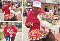 Photo: Ketua RT 001, Padmono Bersama Istri Fujiyanti Saat Menerima Pudding Dari Kaum Ibu Warga RT 001 Ditengah Perayaan HUT Kemerdekaan RI ke-81