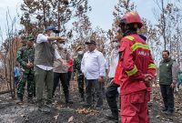 Photo: Menhut Raja Antoni Saat Meninjau Kebakaran Hutan di Kalimantan Barat