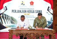 Photo: Kaster TNI Letjen TNI Bambang Trisnohadi bersama Dirjen SDA Kementerian PU, Arnold A.P. Ritiauw Saat Menandatangani PKS.