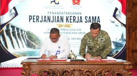 Photo: Kaster TNI Letjen TNI Bambang Trisnohadi bersama Dirjen SDA Kementerian PU, Arnold A.P. Ritiauw Saat Menandatangani PKS.