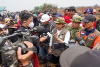Photo: Menhut Raja Antoni Saat Tinjau Karhutla di Pelalawan, Provinsi Riau.